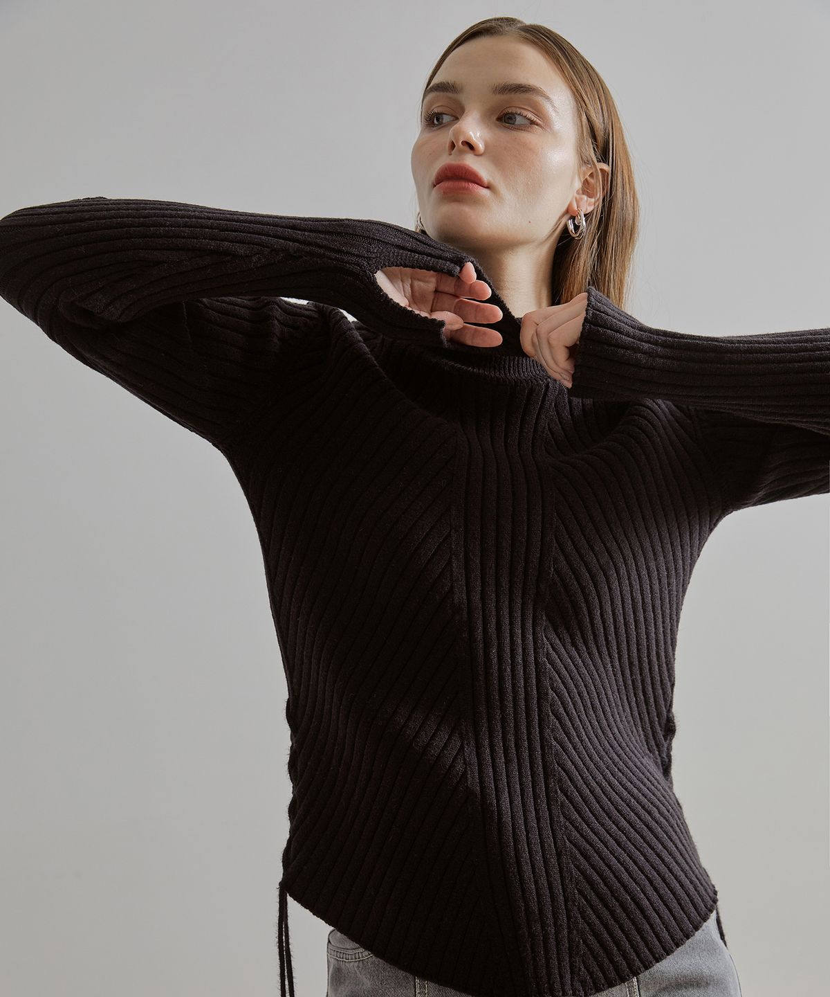 에트몽(ETMON) Slit Sleeve Side Strap Knit Top  Black