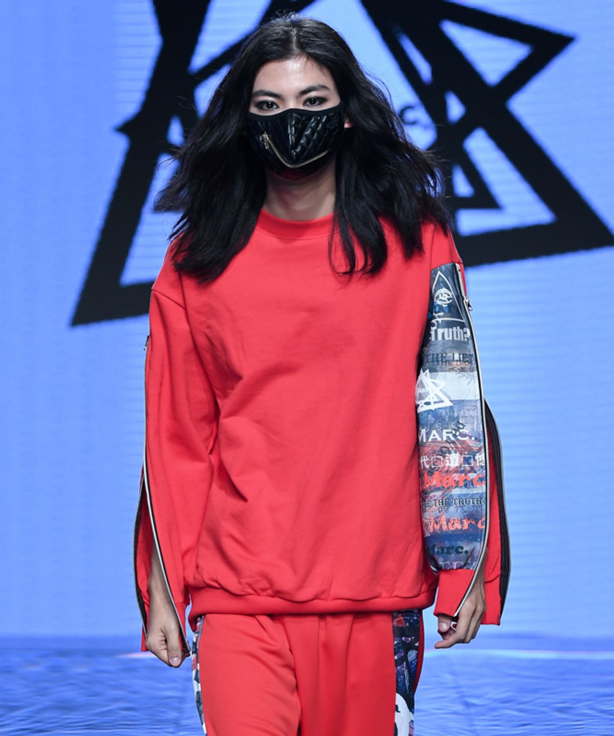 드마크(DEMARC) 남자여자  더블지퍼 그래픽 맨투맨 레드