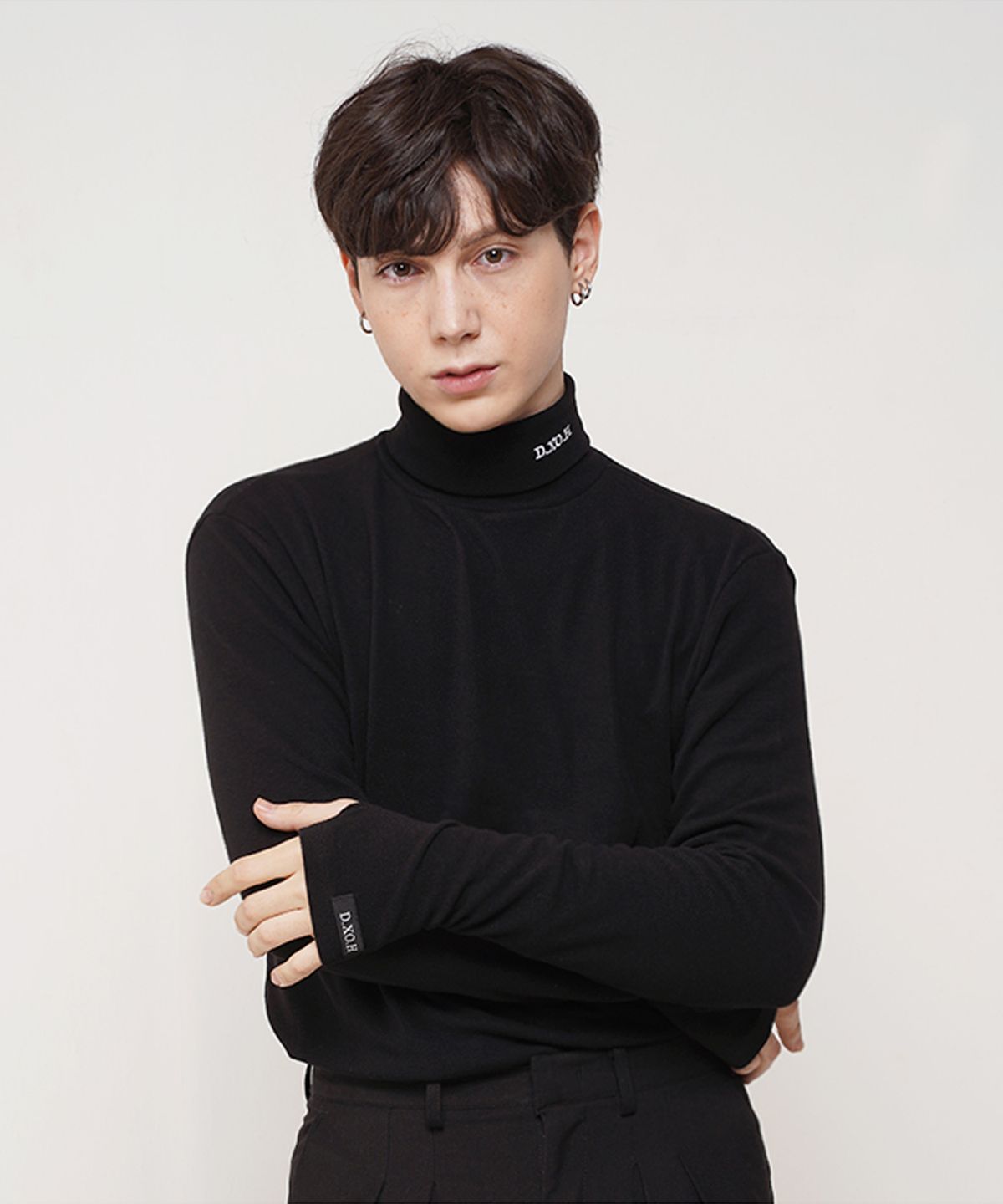 디쏘에이치(D.XO.H) LOGO2 TURTLENECK [BLACK]