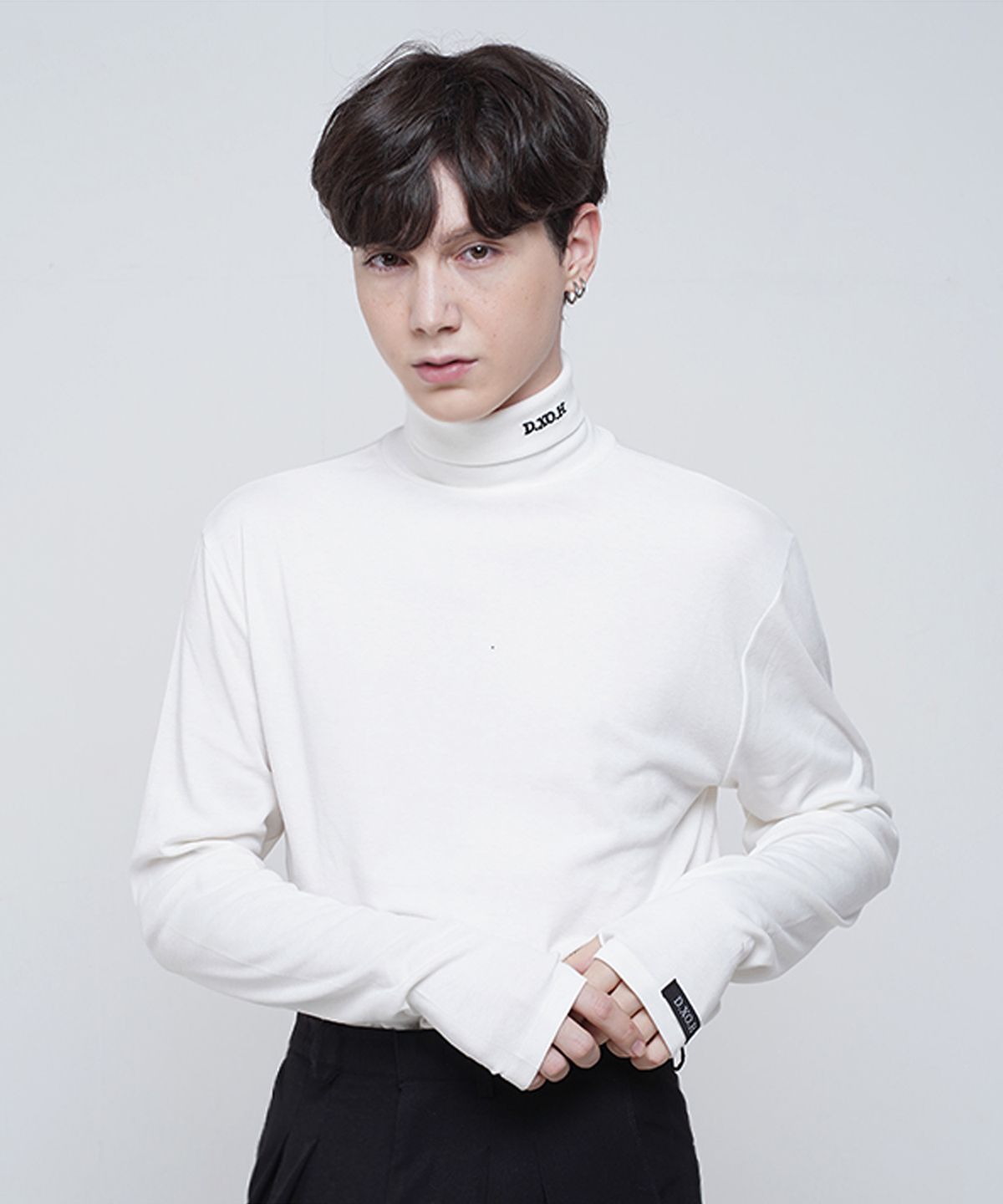 디쏘에이치(D.XO.H) LOGO2 TURTLENECK [WHITE]