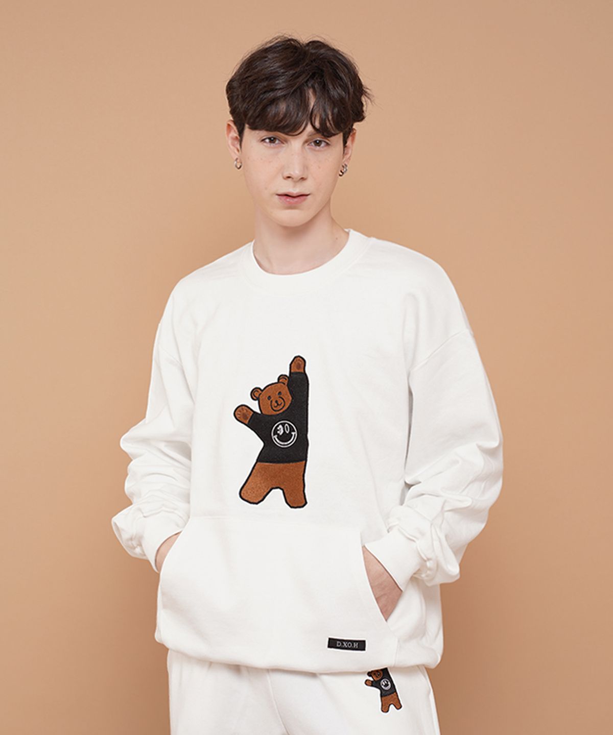 디쏘에이치(D.XO.H) 곰돌이 자수 맨투맨[WHITE]