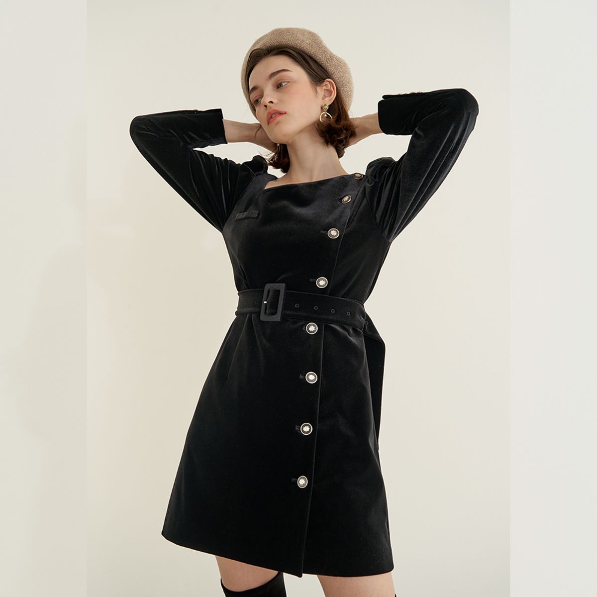 디어류(DEARYU) 벨벳 다이아몬드 넥 원피스 #블랙