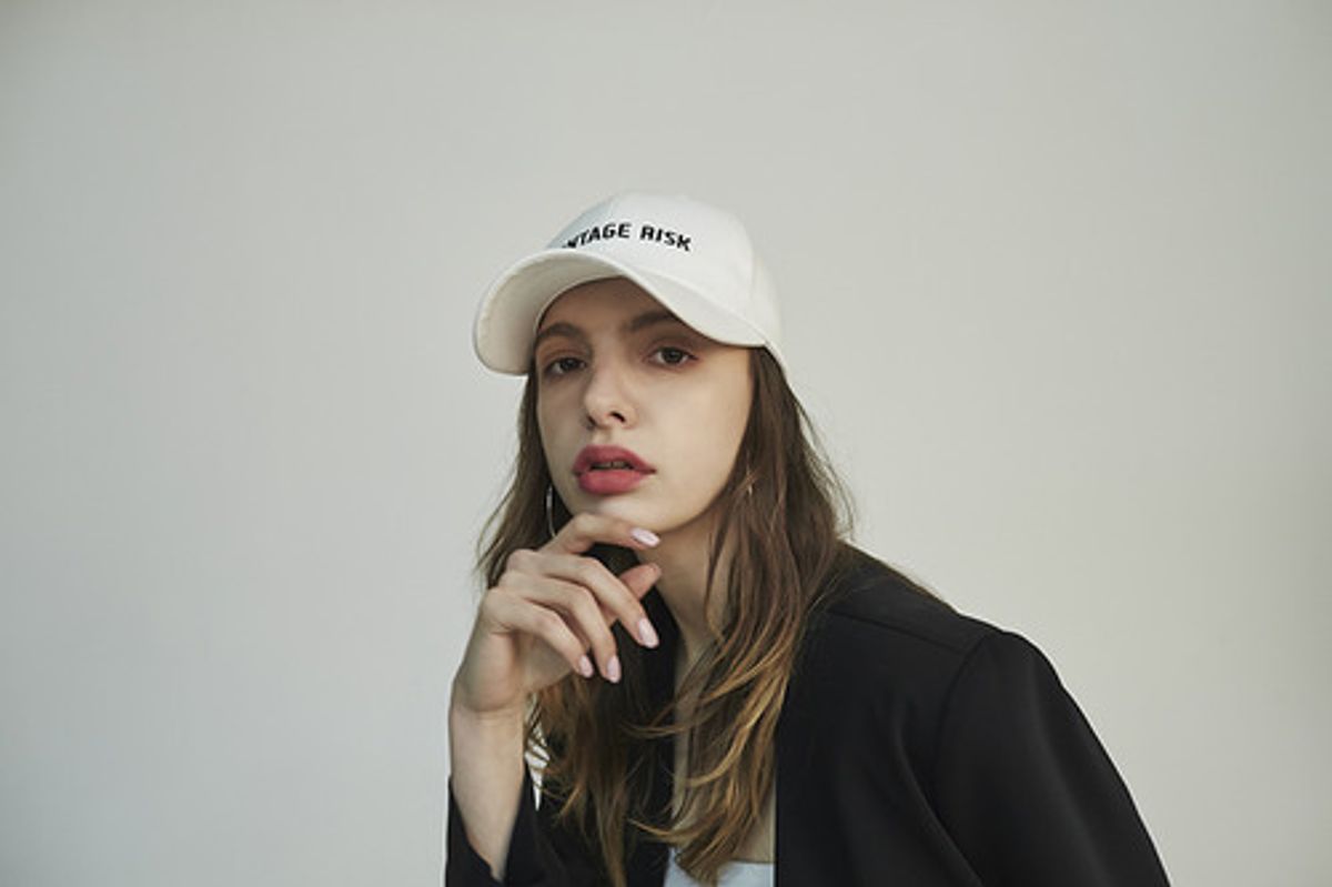 몽타주리스크(MONTAGERISK) White Lettering Ballcap