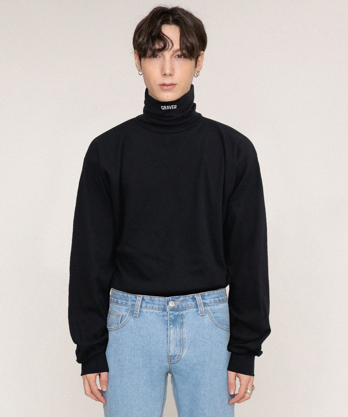 그레이버(GRAVER) [UNISEX]GRAVER 로고 긴목폴라 맨투맨_블랙