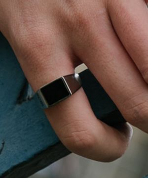 BR21 Black square ring