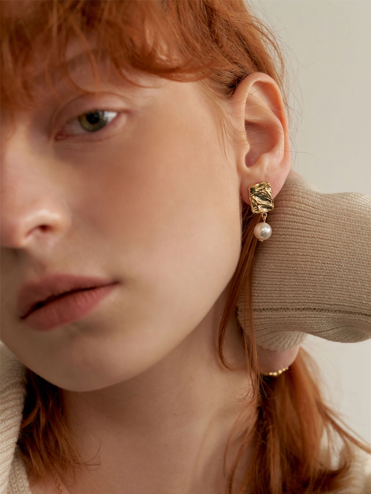 리엔느와르(leeENoir) Square Wrinkle Pearl Earring (2color)