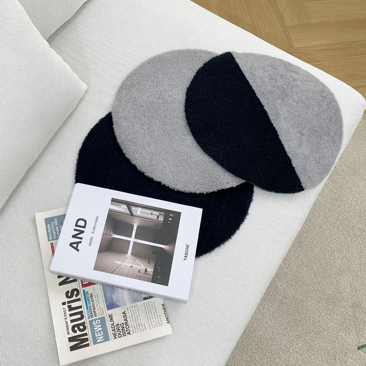 핀블랙(PINBLACK) REAL LAMB MUSTANG SITTING MAT NAVY