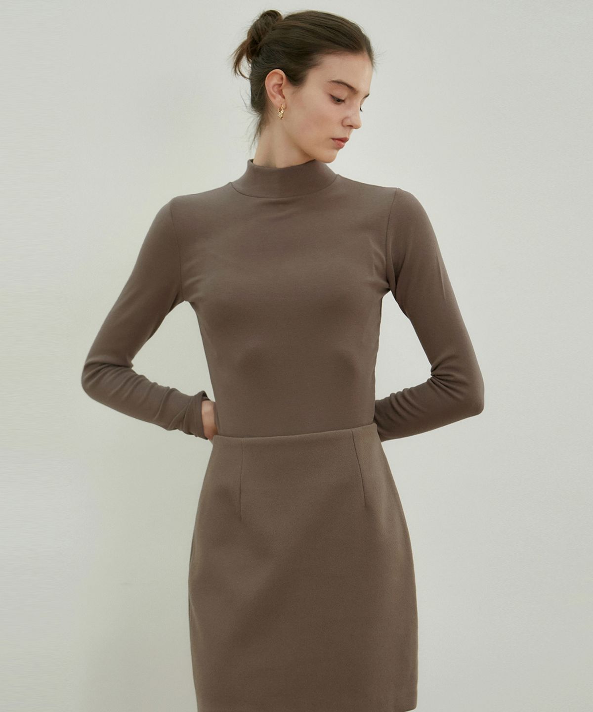 닉앤니콜(NICK&NICOLE) [ESSENTIAL] HALF TURTLENECK SLIM TOP_COCOA