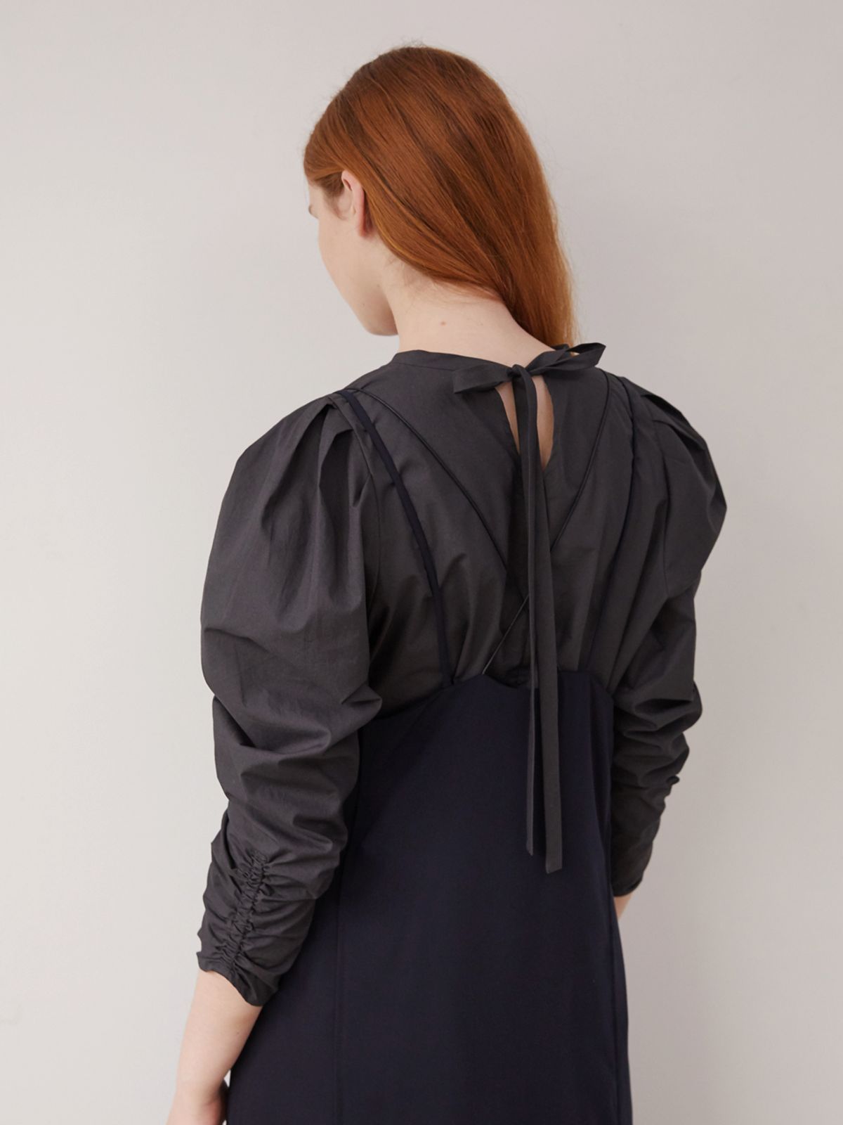 비뮤즈맨션(BEMUSE MANSION) 2 way volume blouse - Charcoal