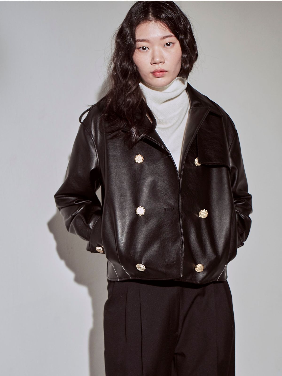 프린제이(PREENJ) PU LEATHER 크롭 터크 더블자켓