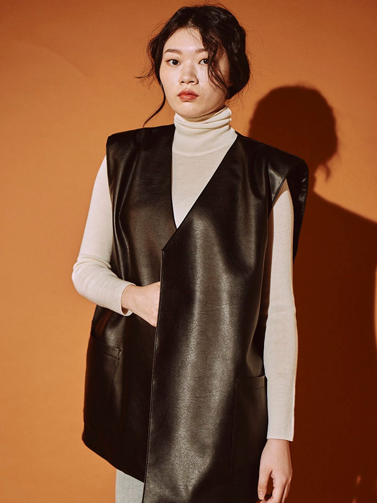 프린제이(PREENJ) PU LEATHER 숄더 터크 베스트