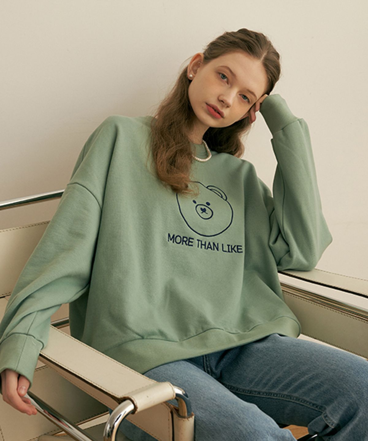 모어댄라이크(MORE THAN LIKE) BEAR LOGO SWEAT SHIRT - MINT