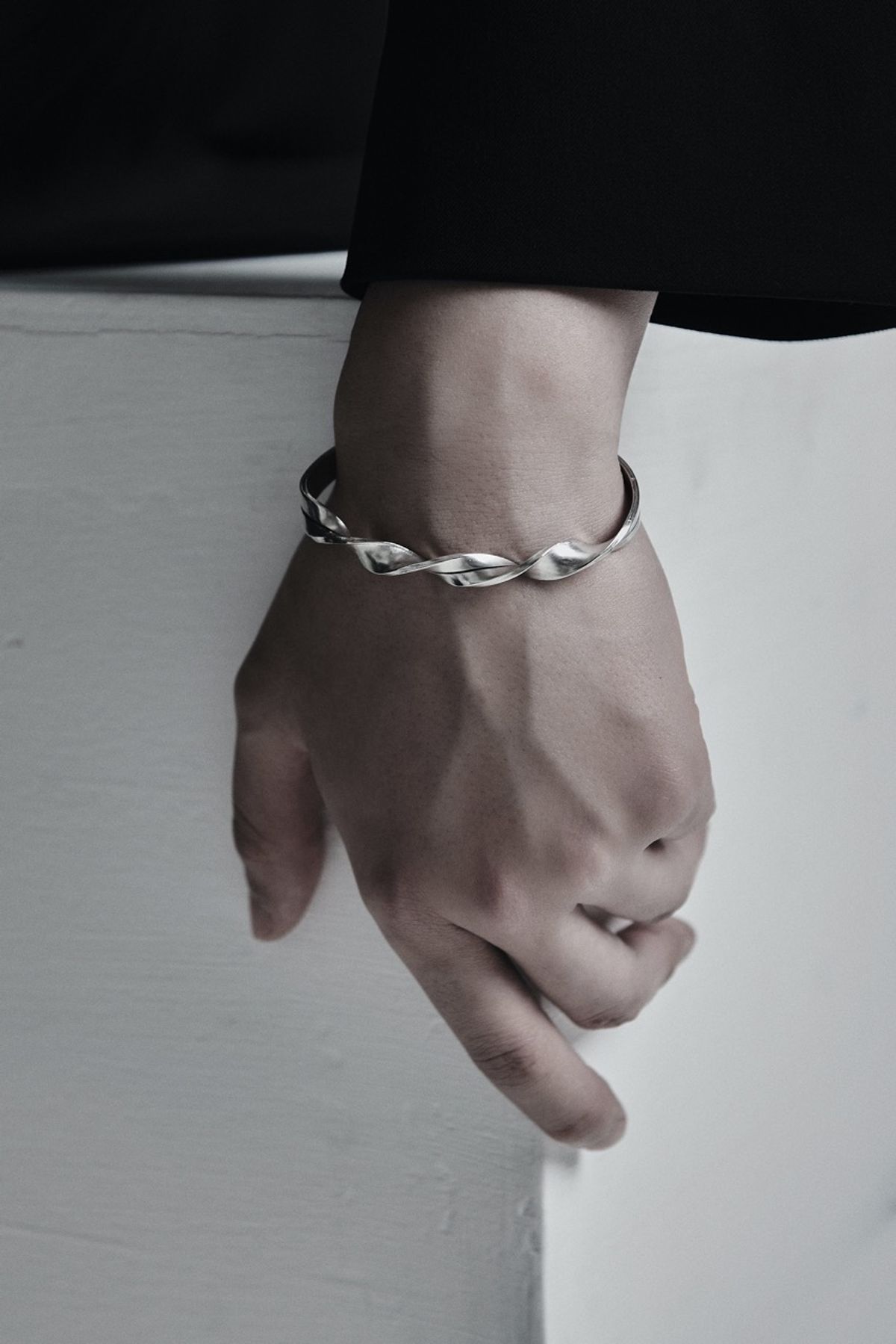 오버더라인(OVER THE LINE) One line Twist Bangle