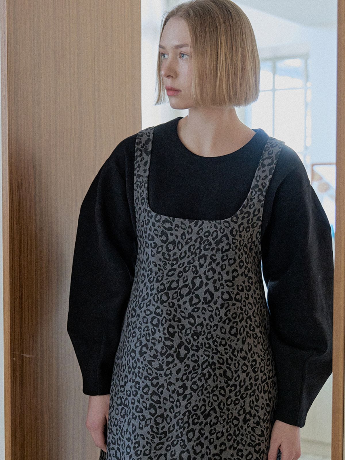아방(AVANT-G) Darts Volume Sleeve Round T-shirt - Black