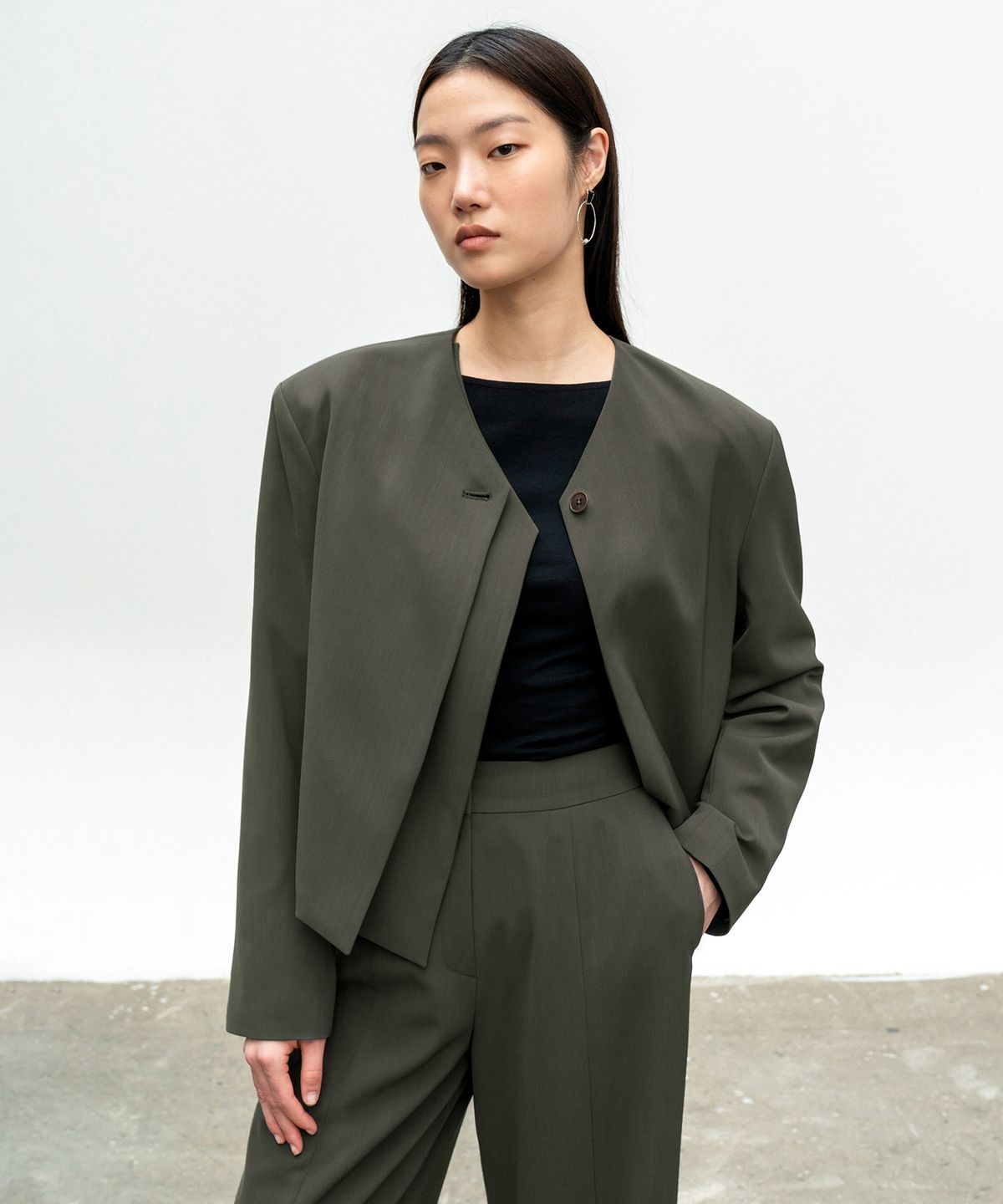 인사일런스 우먼(INSILENCE WOMEN) 레이어드 크롭 블레이저 KHAKI GREY