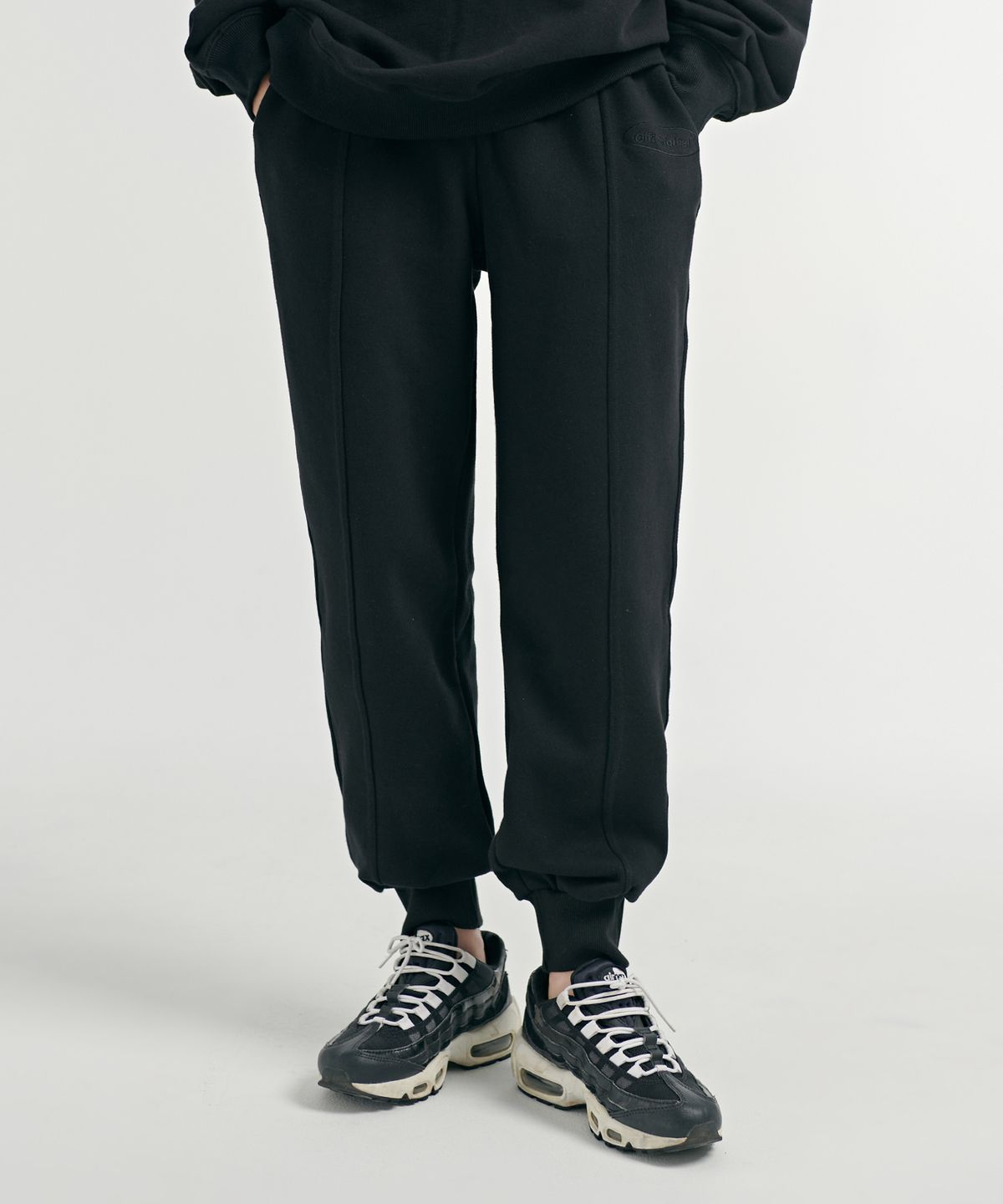 기프트오리지널(GIFTORIGINAL) (UNISEX) G 로고 스웨트 팬츠(쭈리VER)_블랙