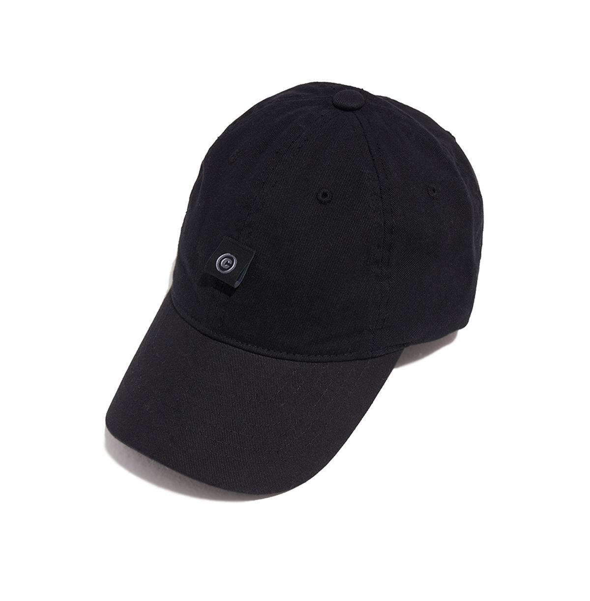 어퍼스트로피 콤마(APOSTROPHE COMMA) BK 포인트 라벨 볼캡 (블랙)