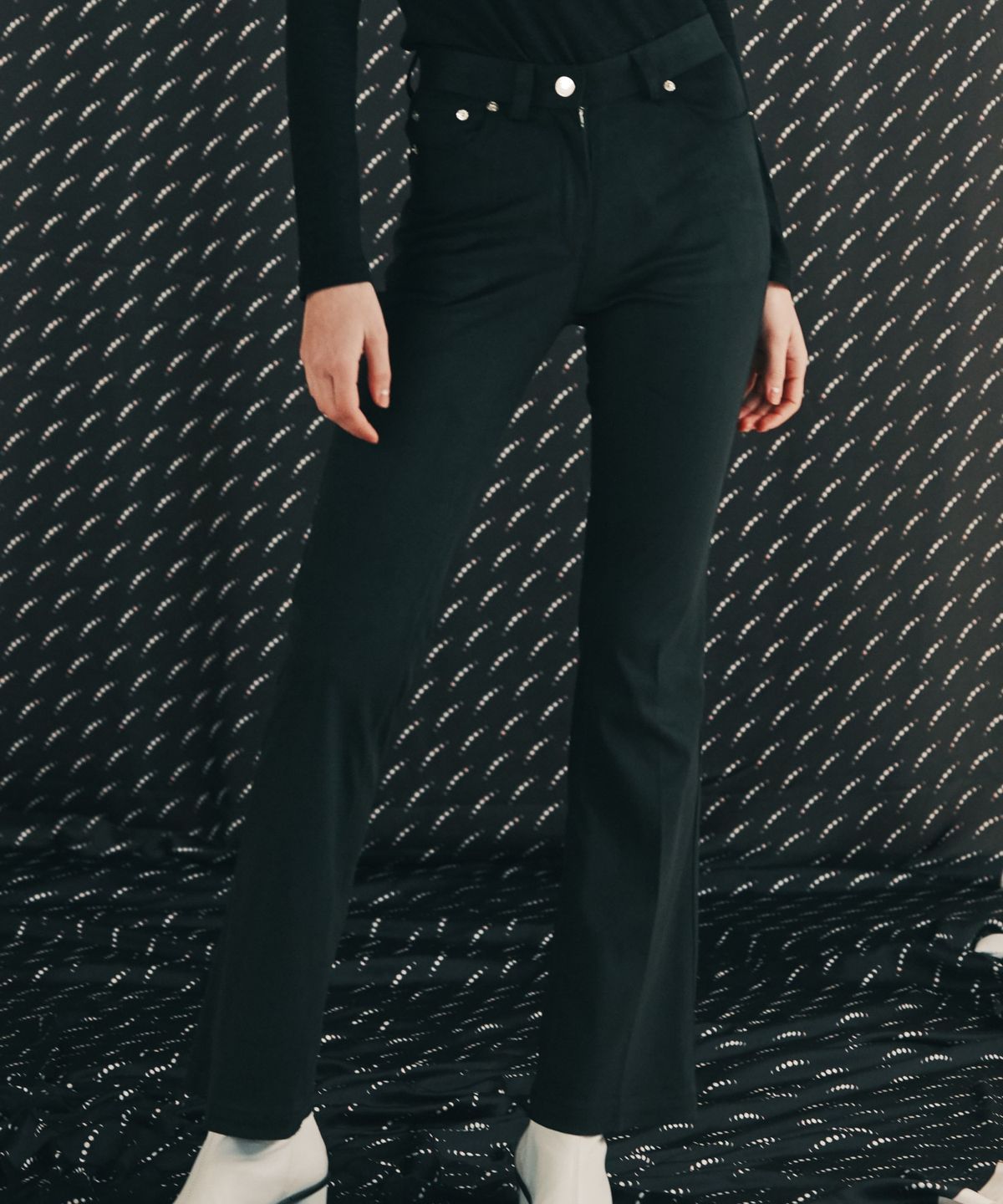 룬케이브(LUNECAVE) SLIM BOOT-CUT BLACK SUEDE PANTS WOMEN_슬림 부츠컷 블랙 스웨이드 팬츠