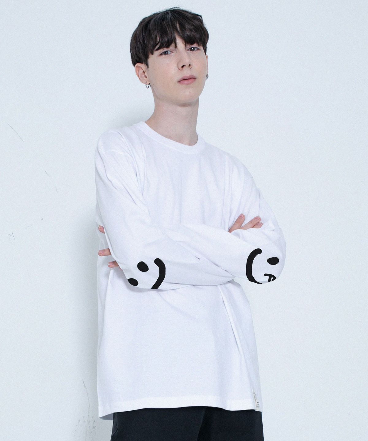 그레이버(GRAVER) [UNISEX]엘보우 드로잉 스마일 롱슬리브_화이트