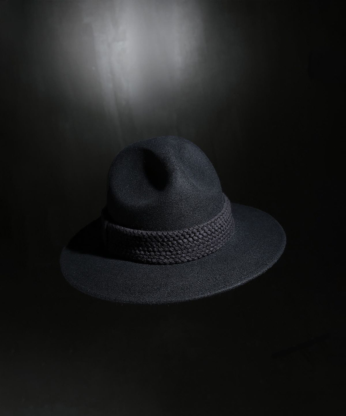 키르티무카(KIRTIMUKHA) 플랫 로프 마운틴 페도라 블랙