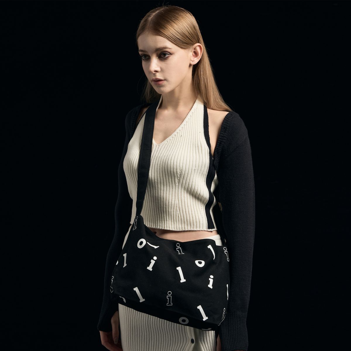 일리오(ILLIO) CANVAS CROSS BAG BLACK