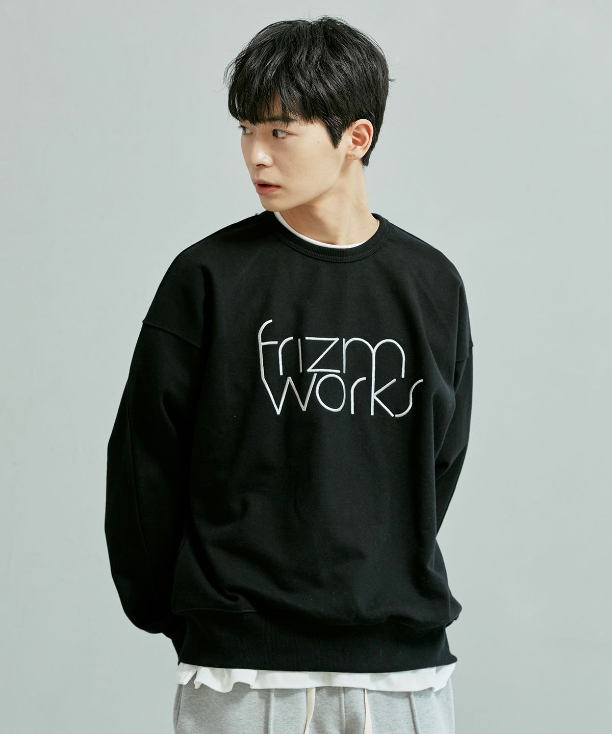 프리즘웍스(FRIZMWORKS) TYPOGRAPHY LOGO SWEATSHIRT _ BLACK