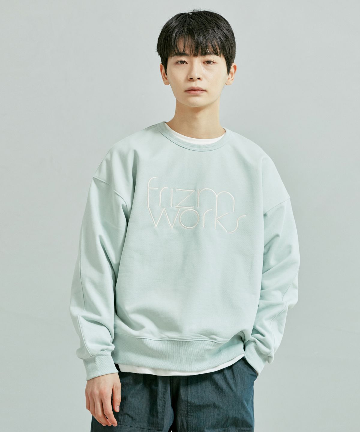 프리즘웍스(FRIZMWORKS) TYPOGRAPHY LOGO SWEATSHIRT _ PISTACHIO