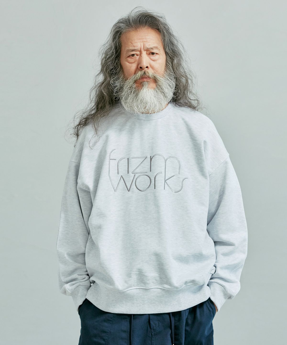 프리즘웍스(FRIZMWORKS) TYPOGRAPHY LOGO SWEATSHIRT _ MELANGE IVORY