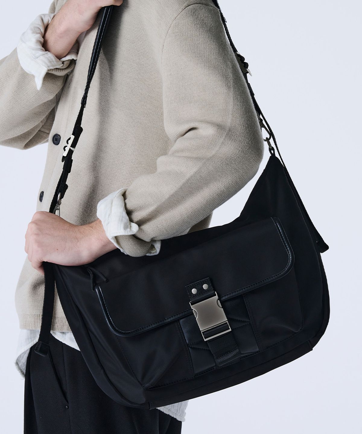 메종미네드(MAISON MINED) BUCKLE STRAP HOBO BAG