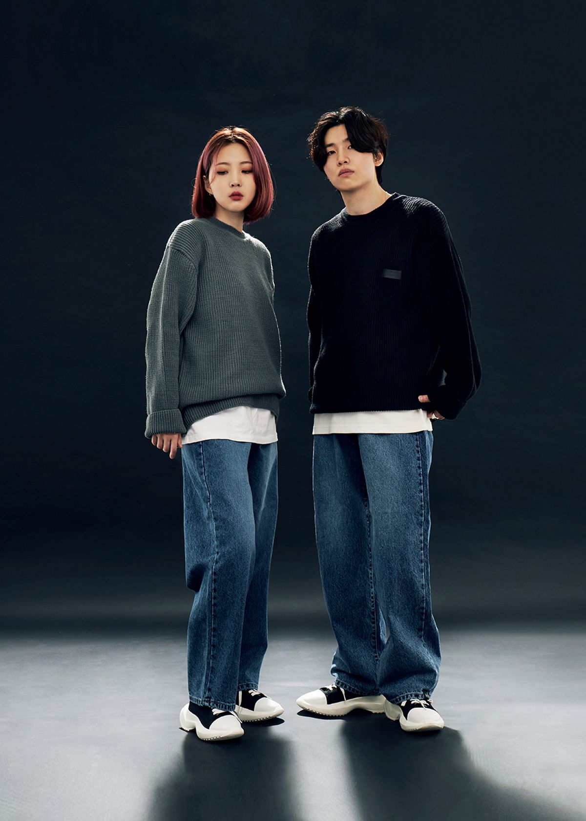 어퍼스트로피 콤마(APOSTROPHE COMMA) 베이직 블랙 가죽 패치 크루넥 니트(블랙)