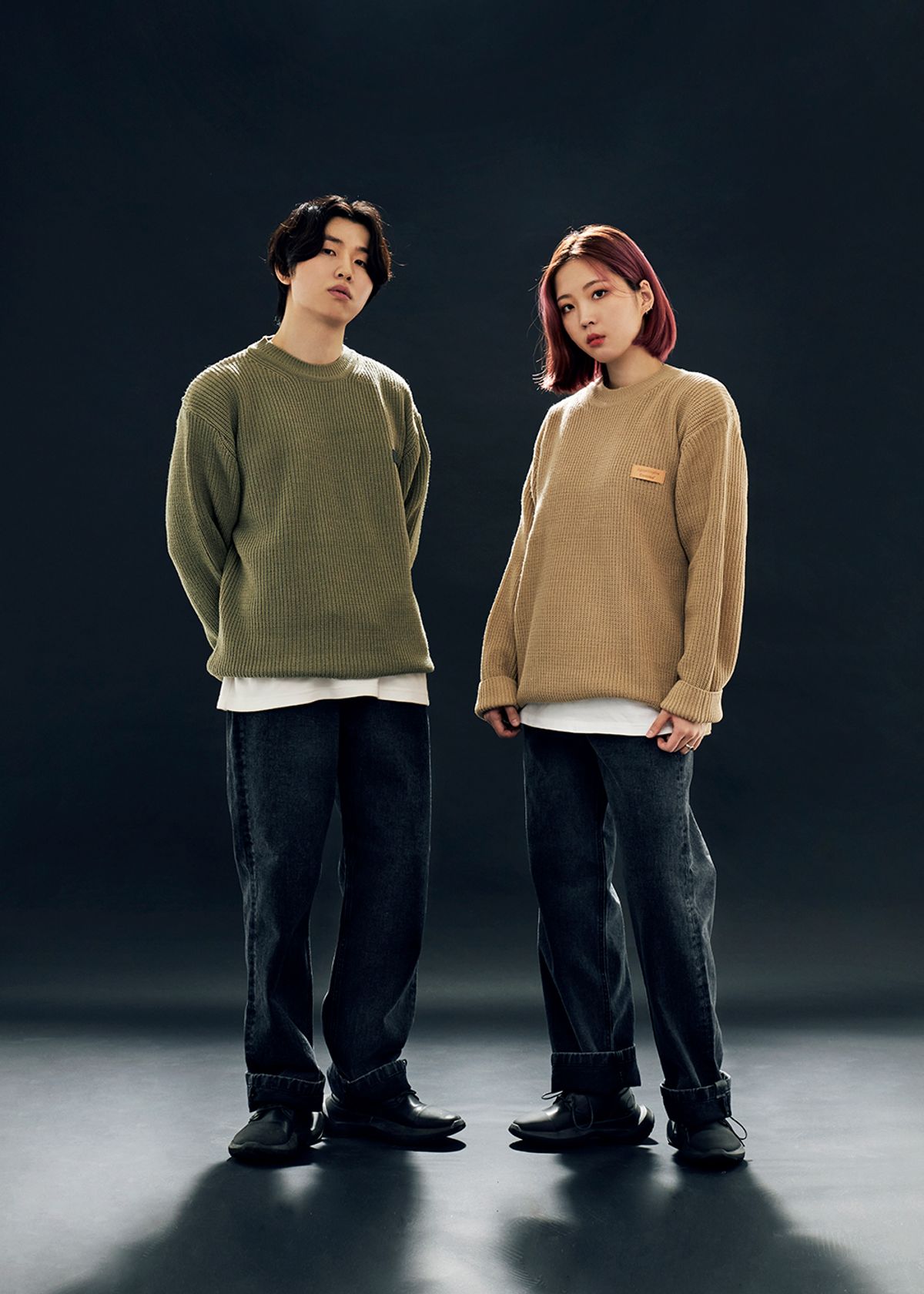 어퍼스트로피 콤마(APOSTROPHE COMMA) 베이직 블랙 가죽 패치 크루넥  니트(연카키)