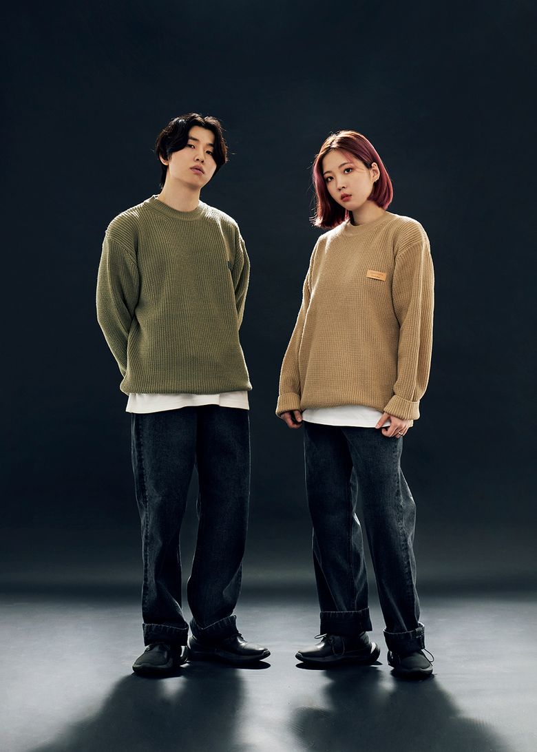 베이직 블랙 가죽 패치 크루넥  니트(연카키)