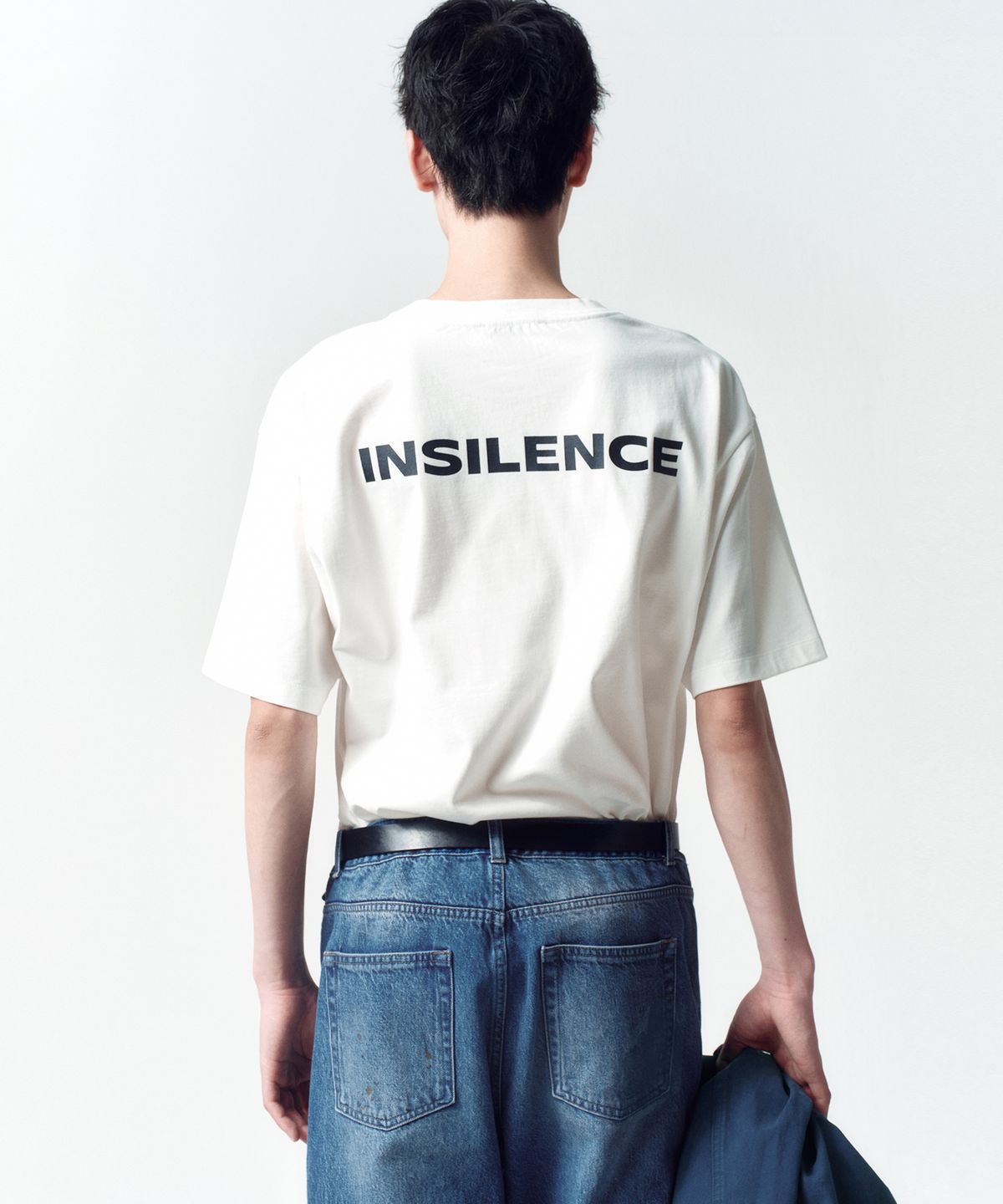 인사일런스(INSILENCE) 백프린트 로고 티셔츠 WHITE