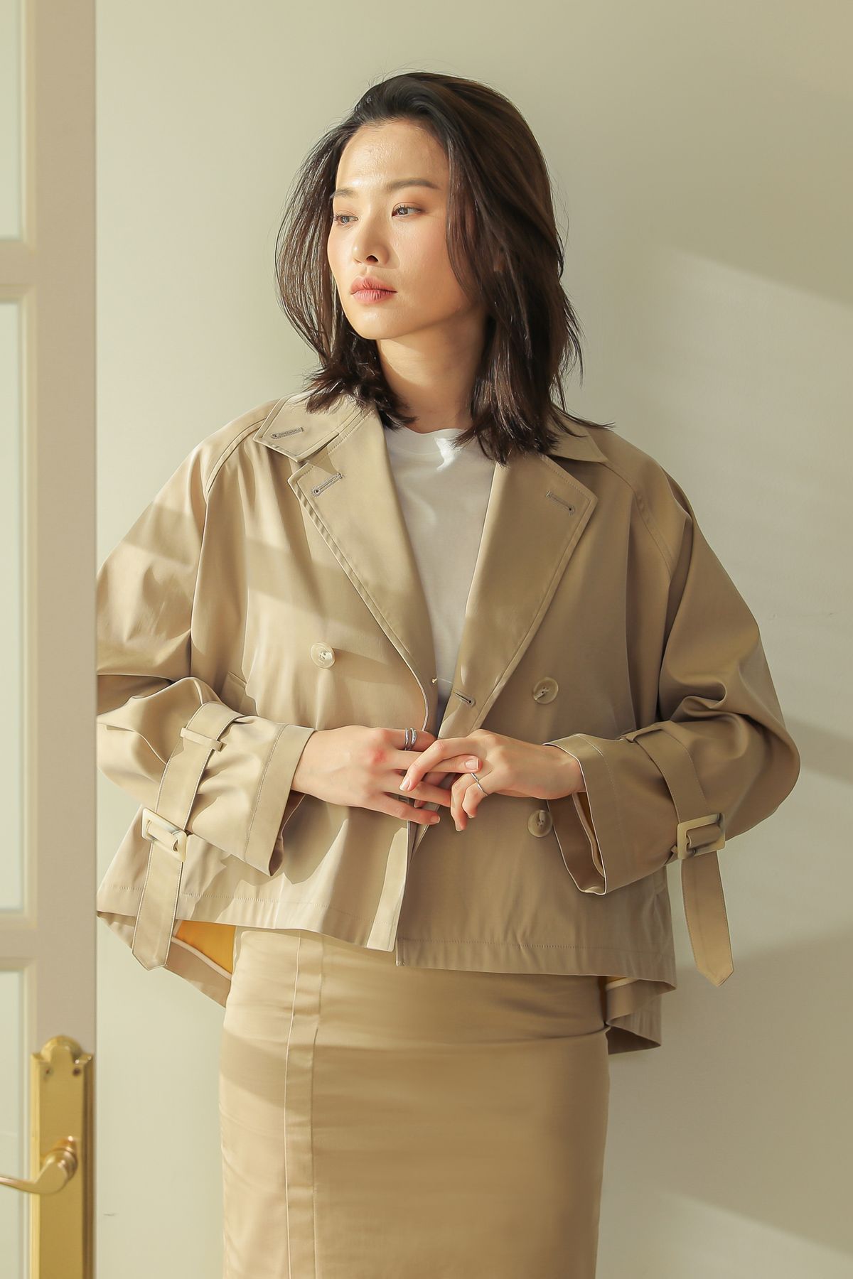 디어드(DEARD) 벨라인 숏 트렌치코트 / 샤인베이지
