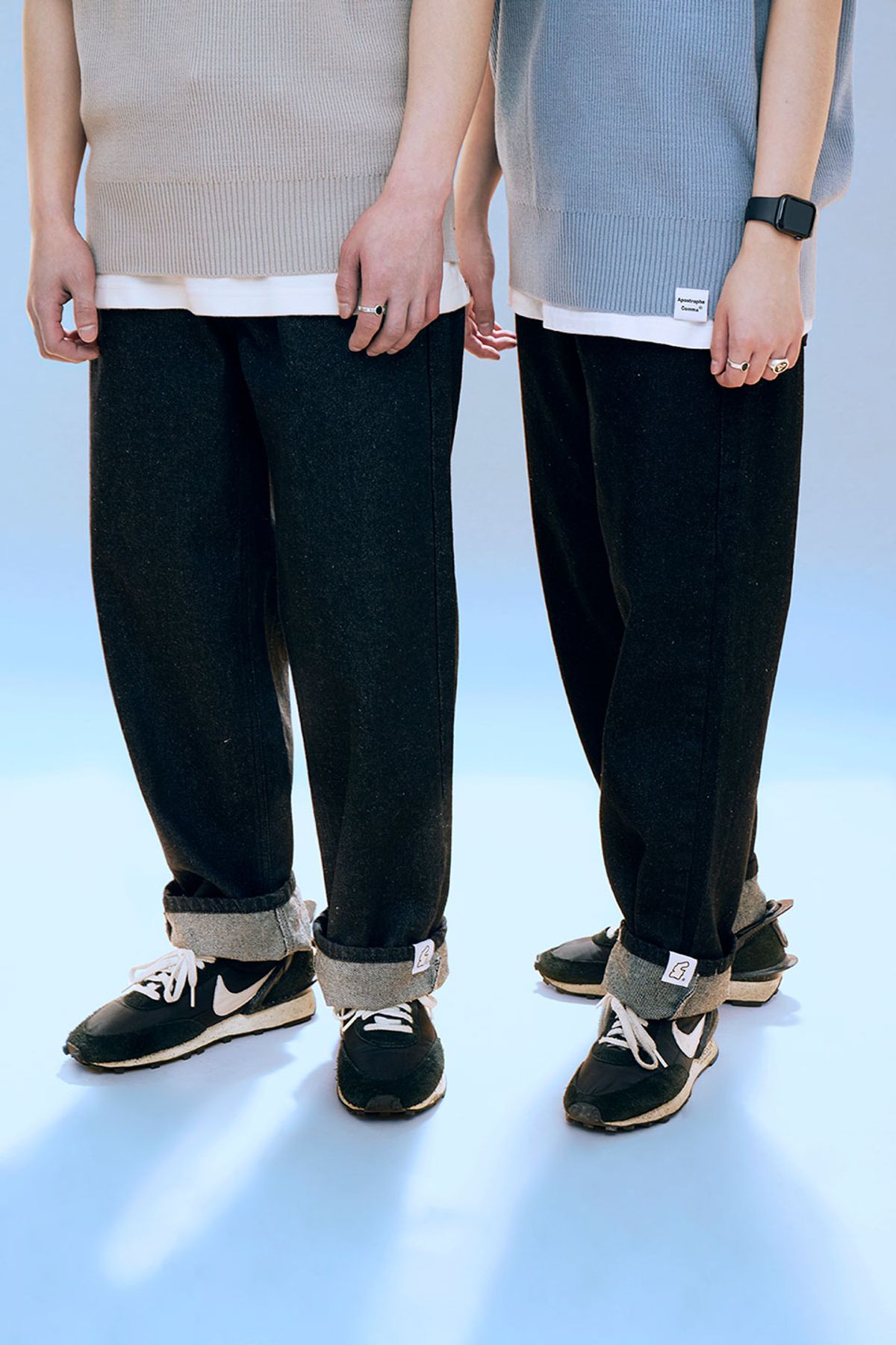 어퍼스트로피 콤마(APOSTROPHE COMMA) 포인트 라벨 워싱 와이드 데님 팬츠 (흑진청)