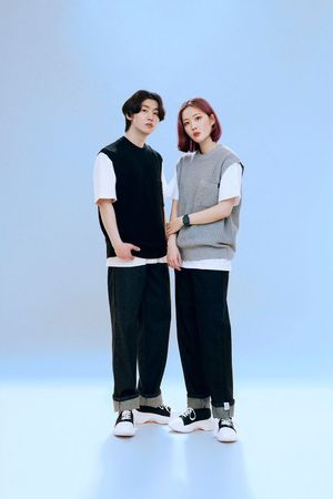 크루넥 포켓 니트 베스트 (블랙)