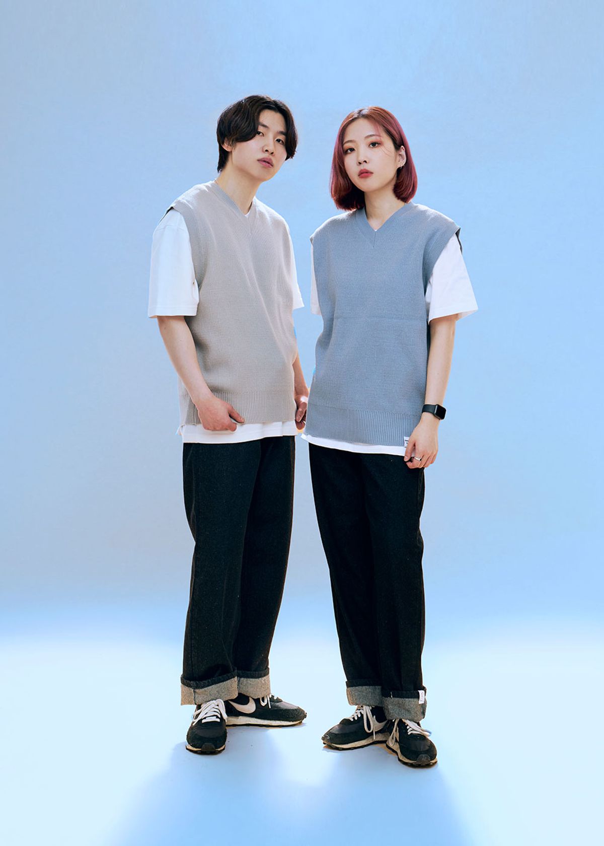 어퍼스트로피 콤마(APOSTROPHE COMMA) 브이넥 엣지 라벨 코튼니트 베스트 (그레이)