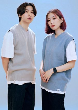 브이넥 엣지 라벨 코튼니트 베스트 (소라)