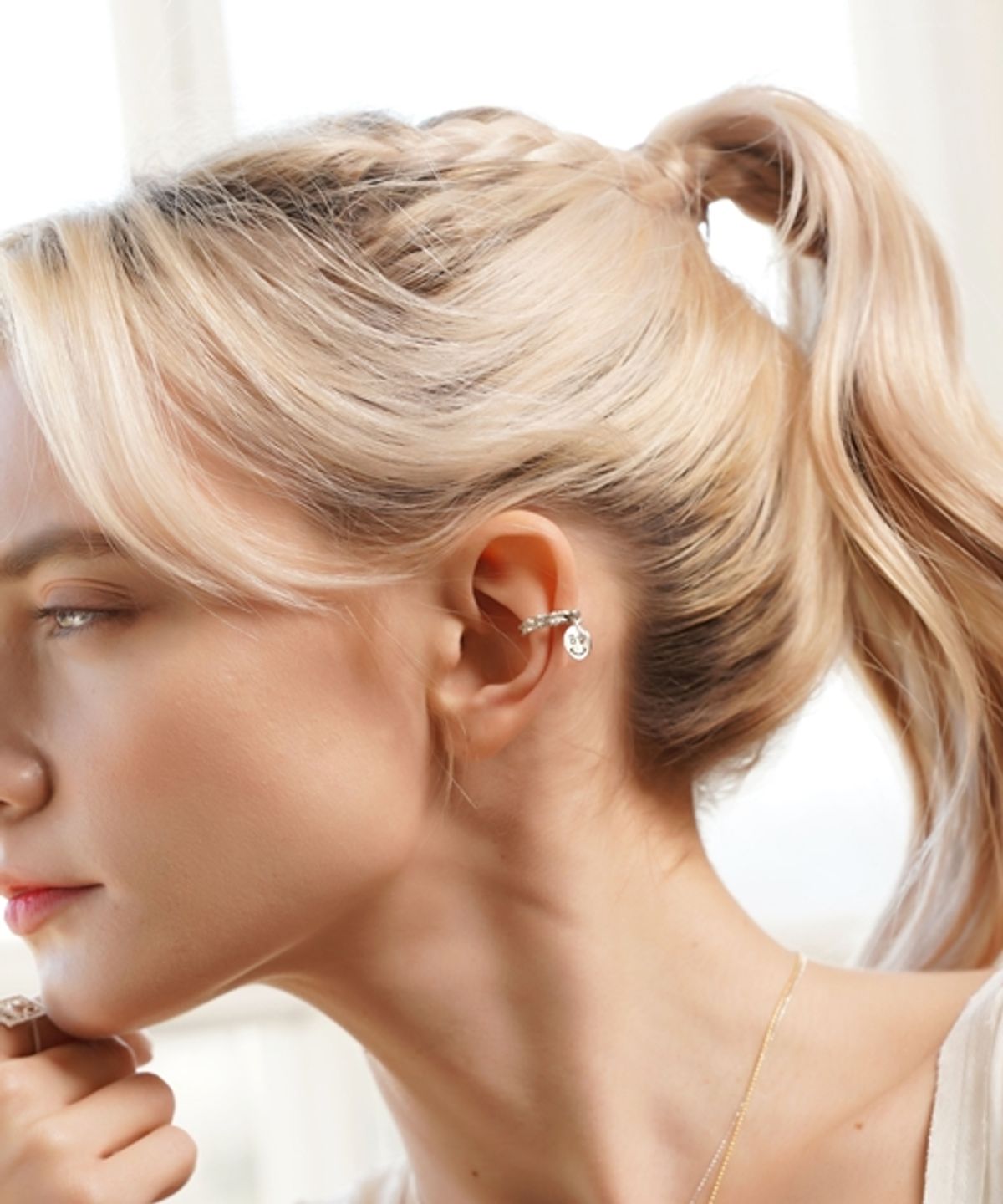 봉보(BONBEAU) Kitsch smile earcuff 스마일 꼬임 이어커프 귀걸이