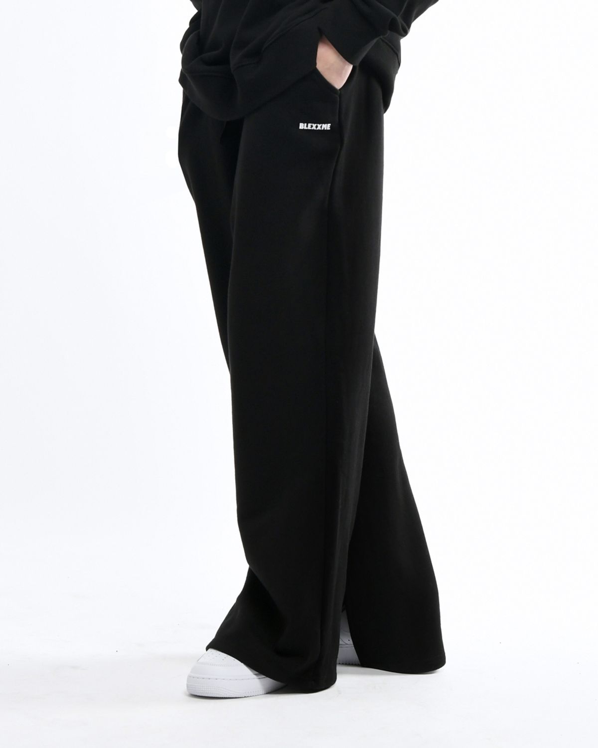 블랙스미(BLEXXME) ORIGINAL LOGO WIDE FIT INSIDE SLIT SWEAT PANTS BLACK