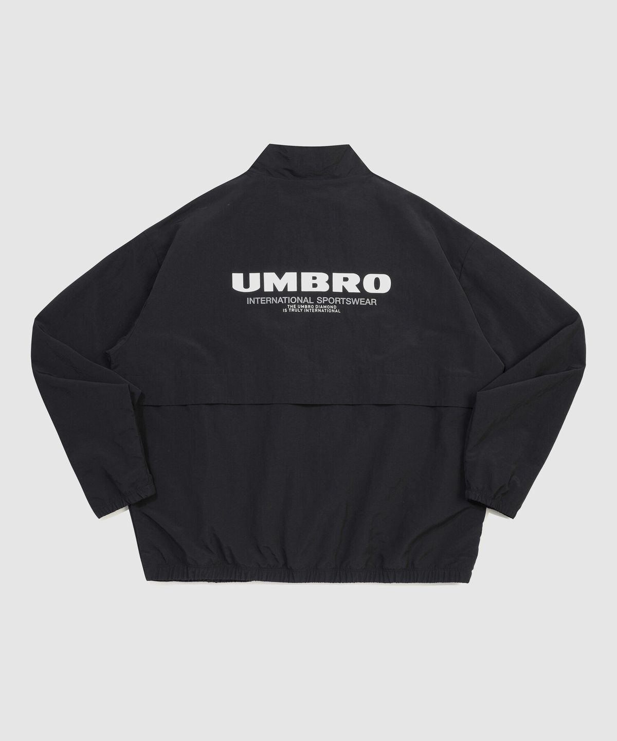 엄브로(UMBRO) 클래식 스탠넥 웜업 바람막이 자켓 블랙 UR321CJK93