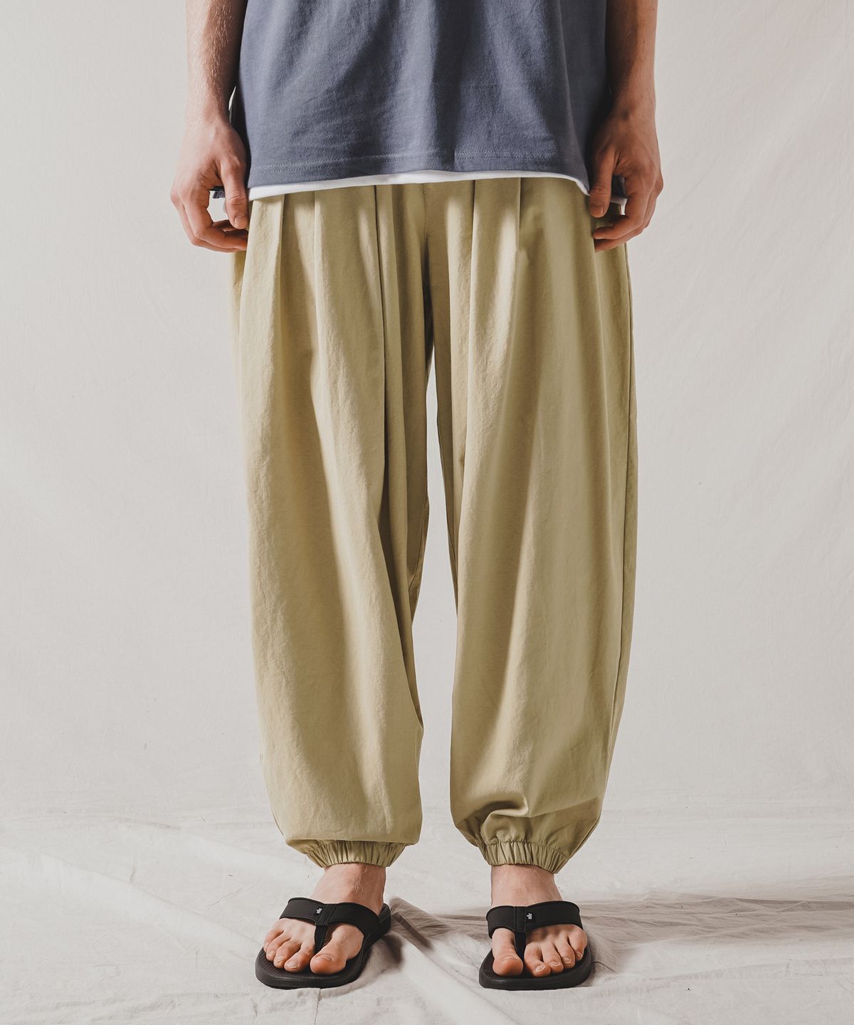 더블유브이프로젝트(WV PROJECT) 로우키 밴딩 쿨 벌룬 팬츠 베이지 CJLP7492