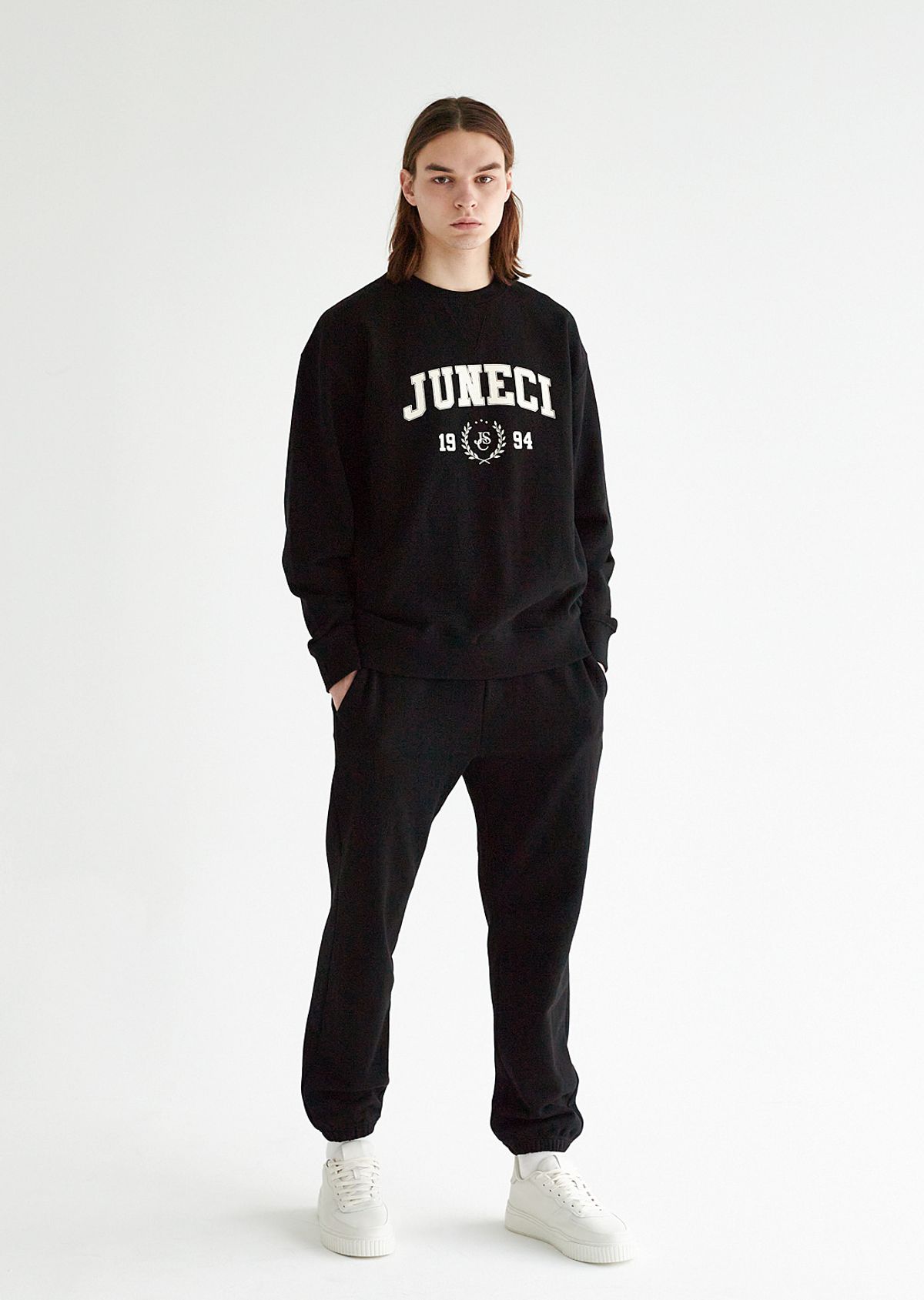 주네시 스포츠 클럽(JUNECI SPORTS CLUB) J.S 에센셜 스웨트팬츠 남녀공용 (Black)