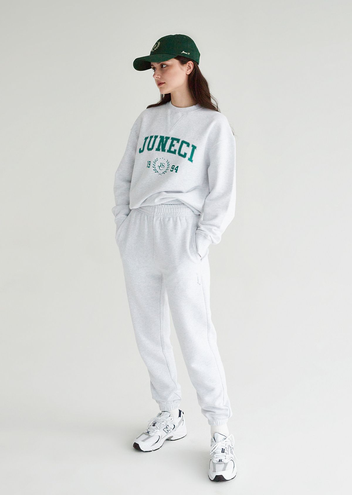 주네시 스포츠 클럽(JUNECI SPORTS CLUB) J.S 에센셜 스웨트팬츠 남녀공용 (White Melange Grey)