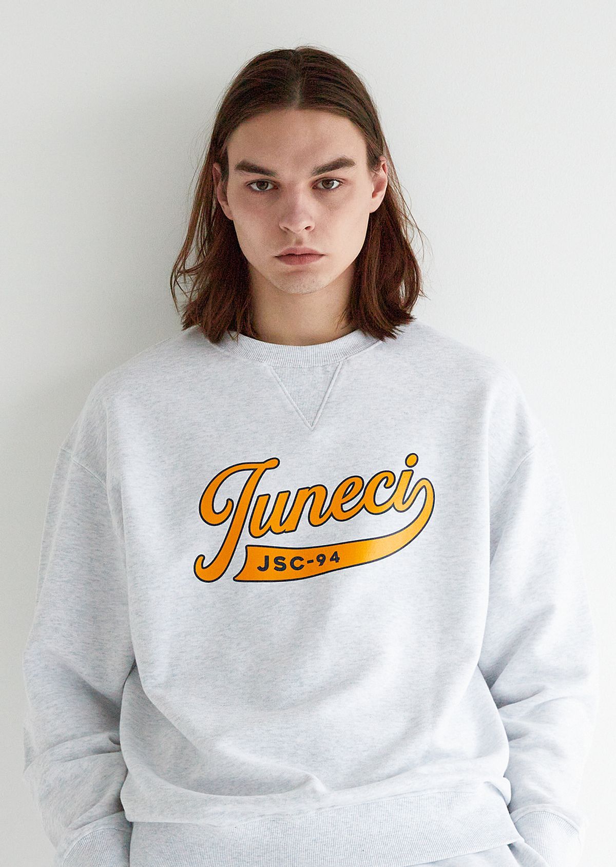 주네시 스포츠 클럽(JUNECI SPORTS CLUB) 주네시 레터링 스웨트셔츠 남성용 (White Melange Grey)