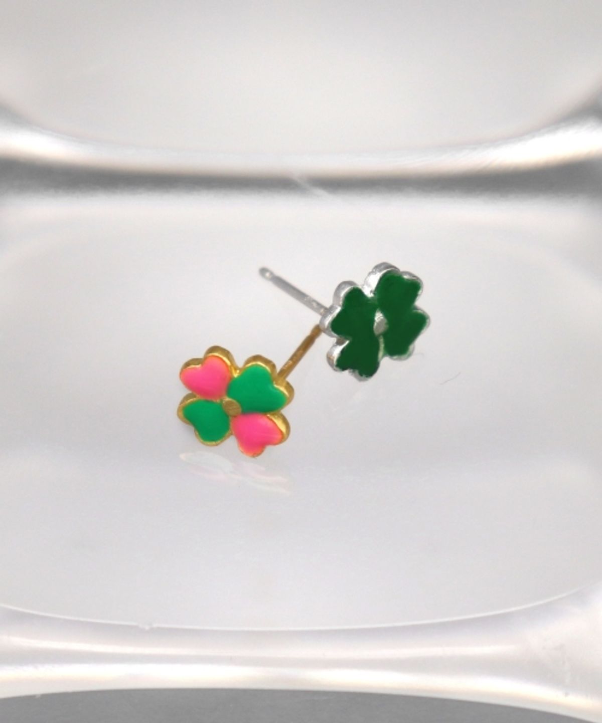 봉보(BONBEAU) Clover motif color pin Eearing 클로버 모티브 컬러 데일리 귀걸이