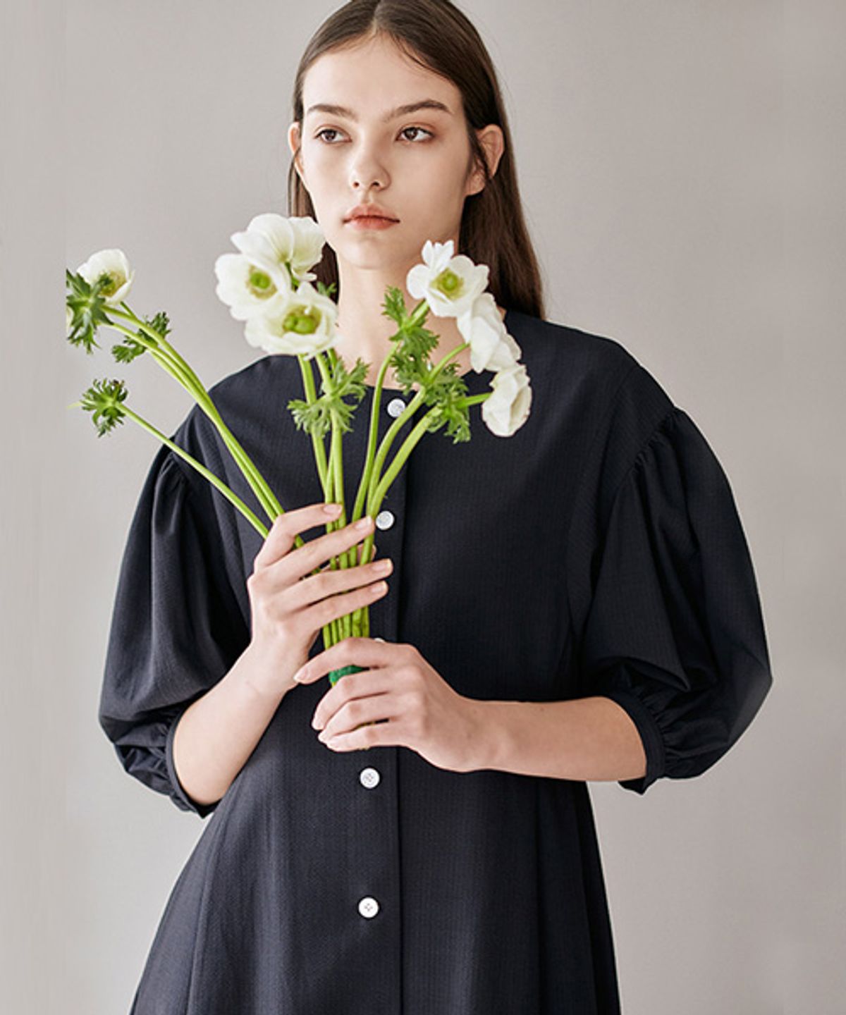 아바몰리(AVA MOLLI) [SUMMER WOOL] SEER SUCKERPUFF A-LINE ONE-PIECE (BLACK NAVY)