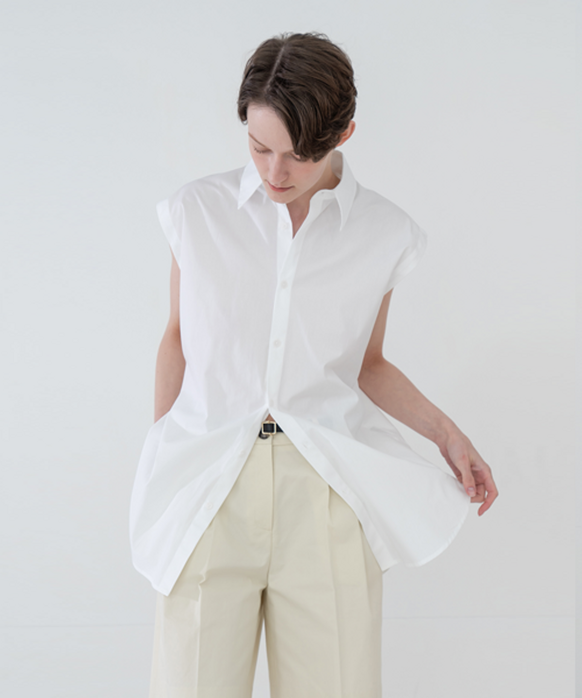 레이디 볼륨(LADY VOLUME) OVERFIT SLEEVELESS PLEATED SHIRT_WHITE