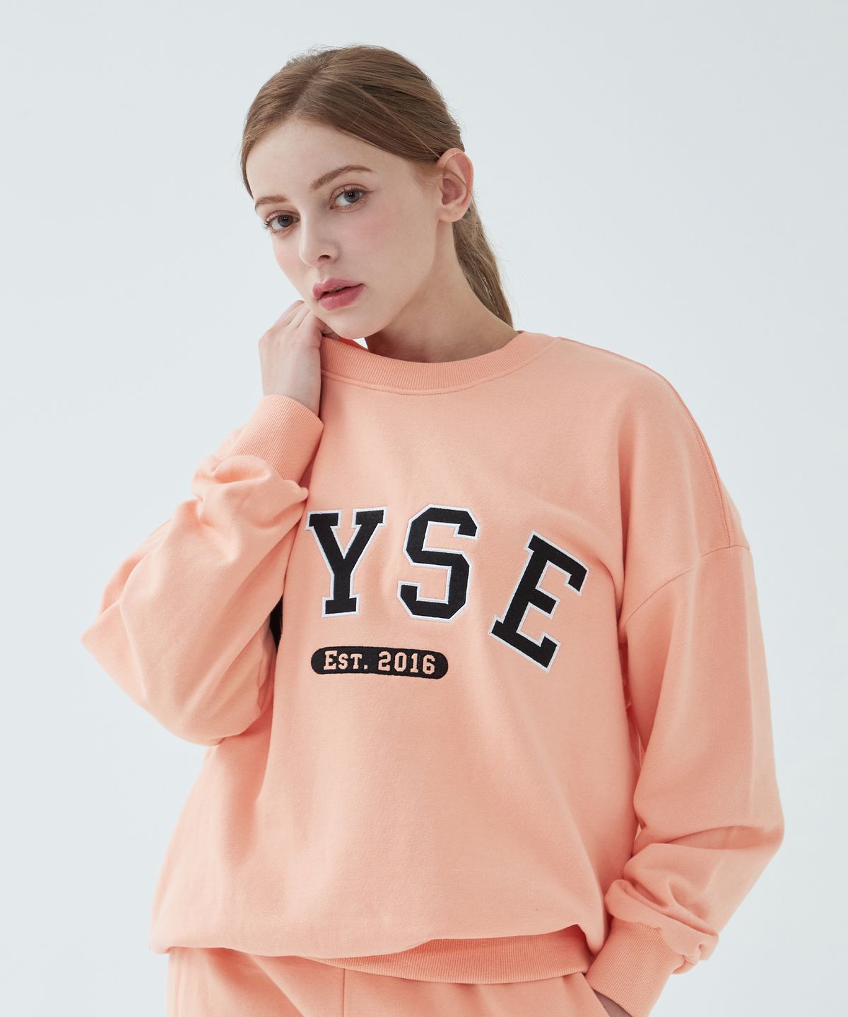 와이즈(WYSE) 컬리지로고 스웻셔츠 (네온 오렌지)