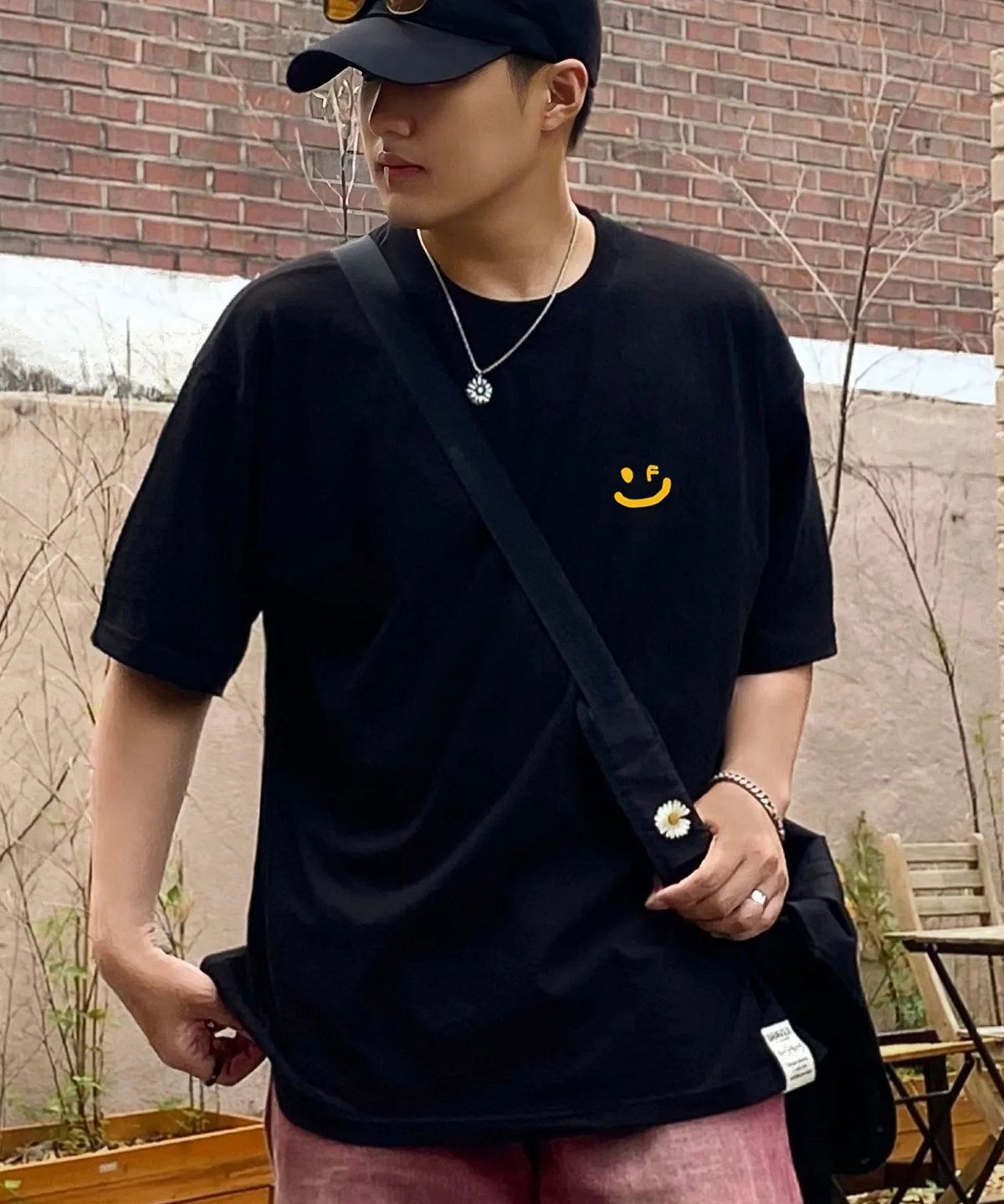 그레이버(GRAVER) [UNISEX]스몰 드로잉스마일 반팔티_블랙
